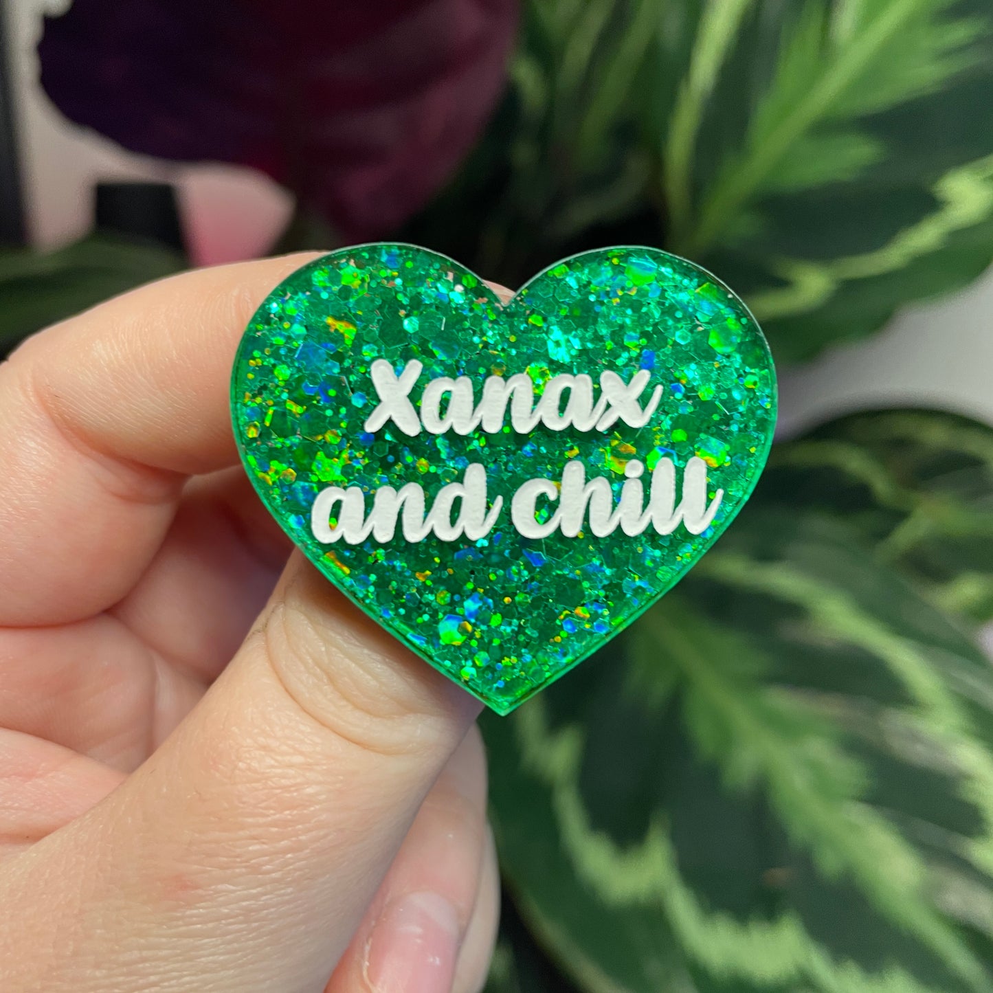 Broche "Xanax and chill" en acrylique à paillettes vertes