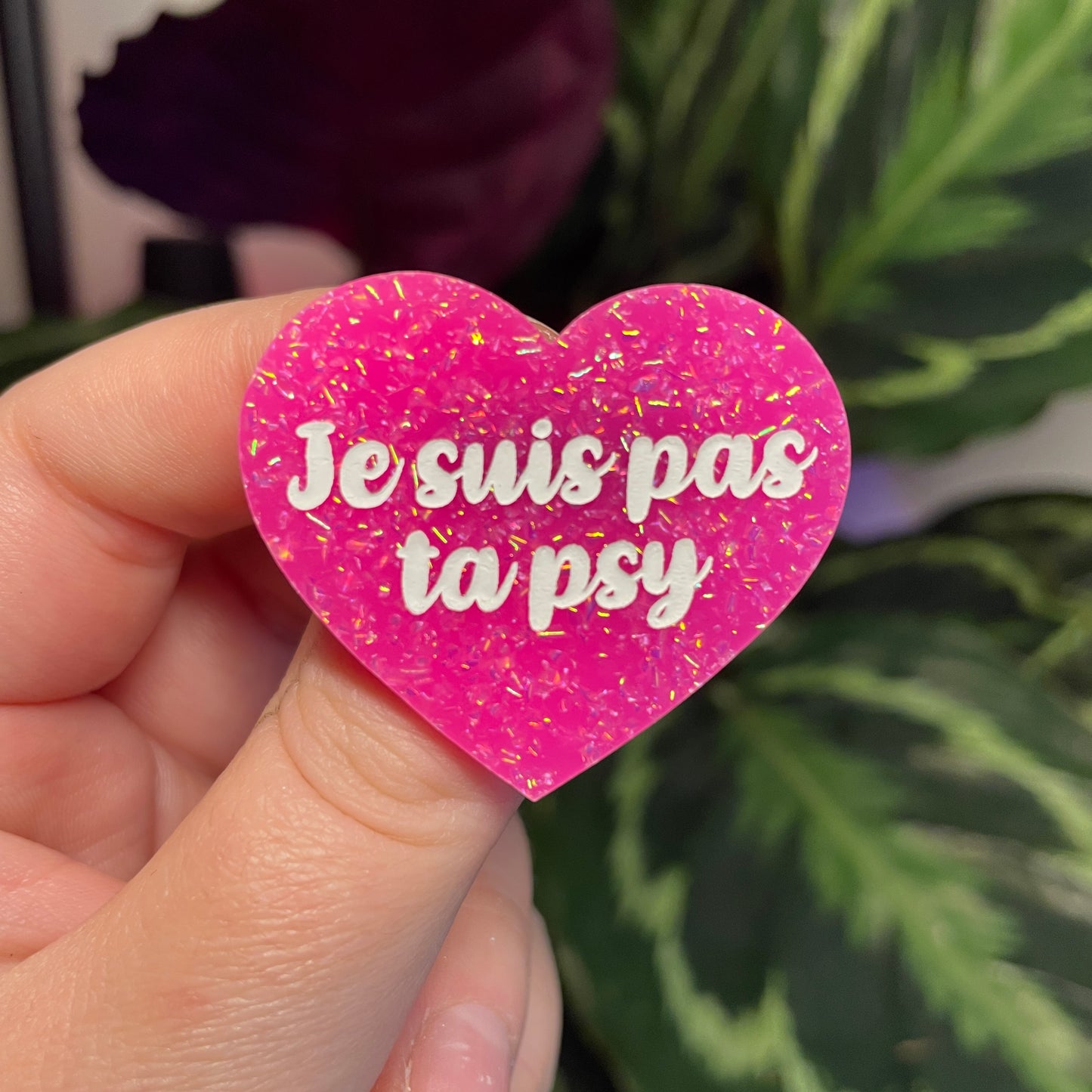 Broche "Je suis pas ta psy" en acrylique rose à paillettes