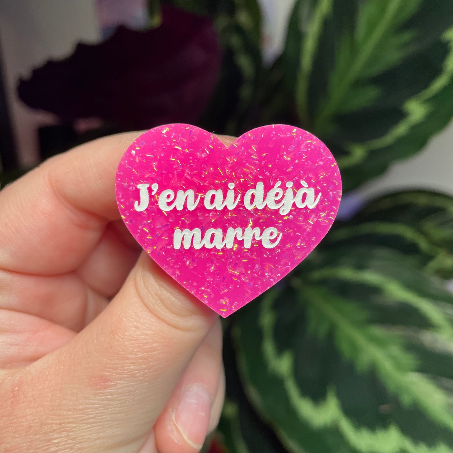 Broche "J'en ai déjà marre" en acrylique rose à paillettes
