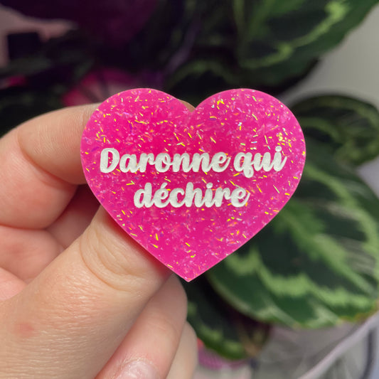 Broche "Daronne qui déchire" en acrylique rose à paillettes