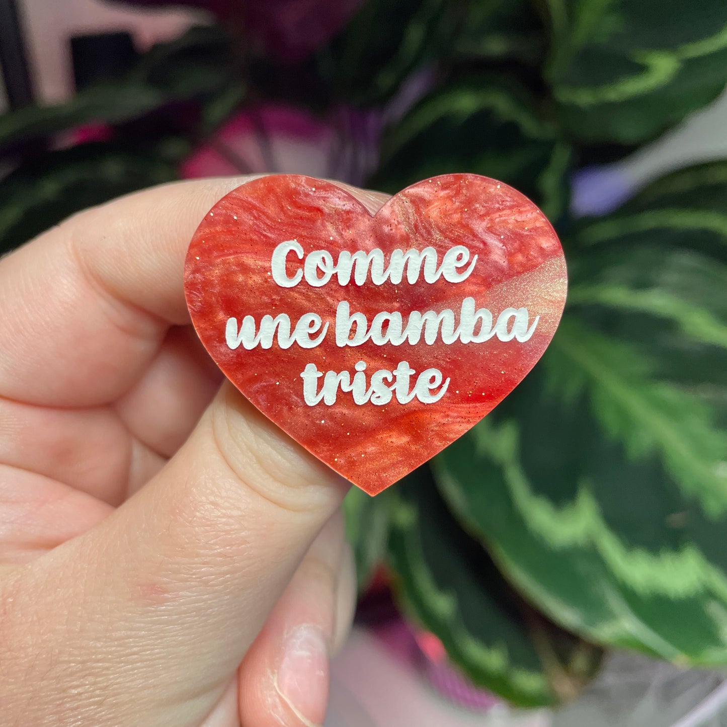 Broche "Comme une bamba triste" en acrylique marbrée rose à paillettes