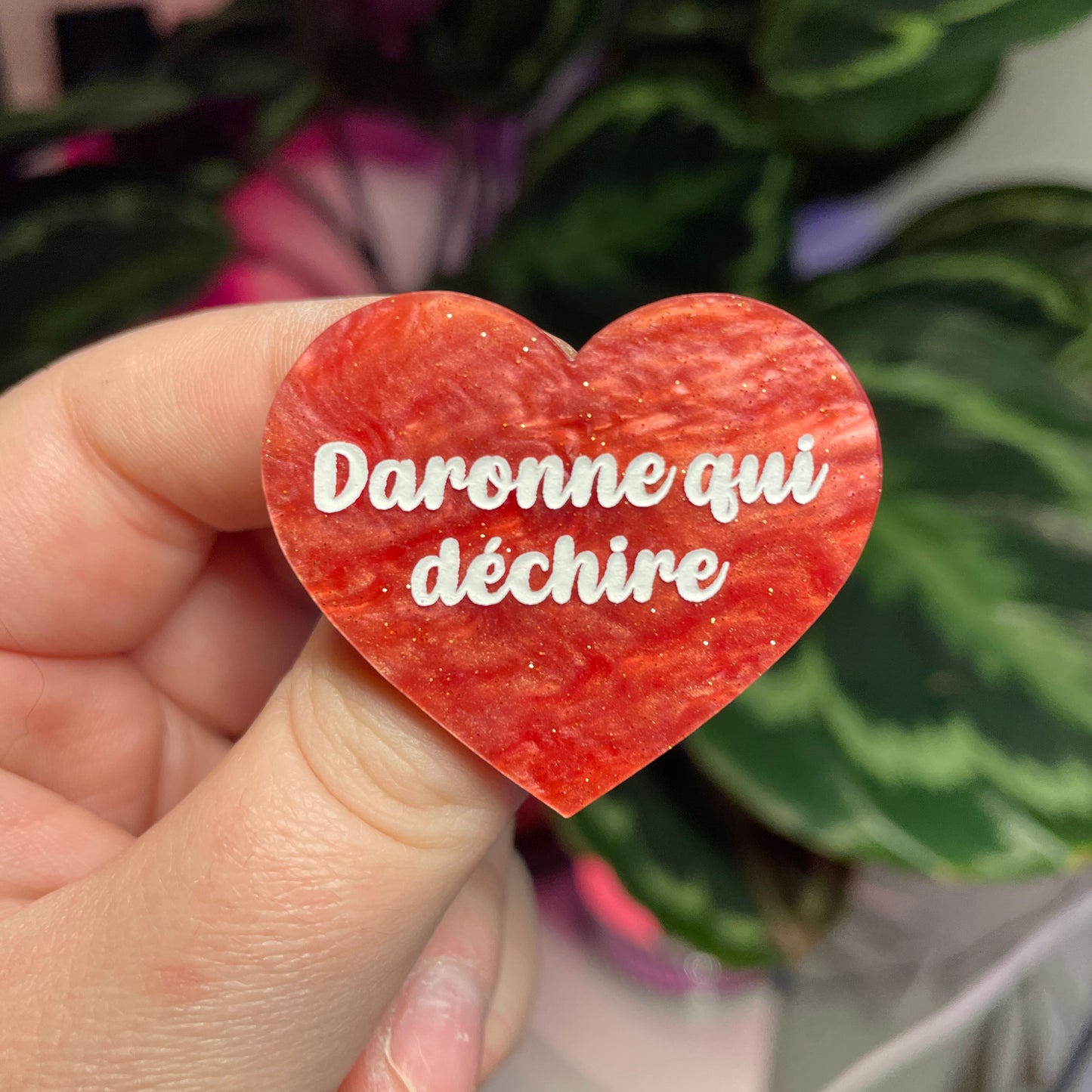 Broche "Daronne qui déchire" en acrylique marbrée rose à paillettes