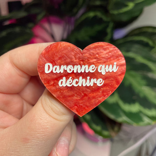 Broche "Daronne qui déchire" en acrylique marbrée rose à paillettes