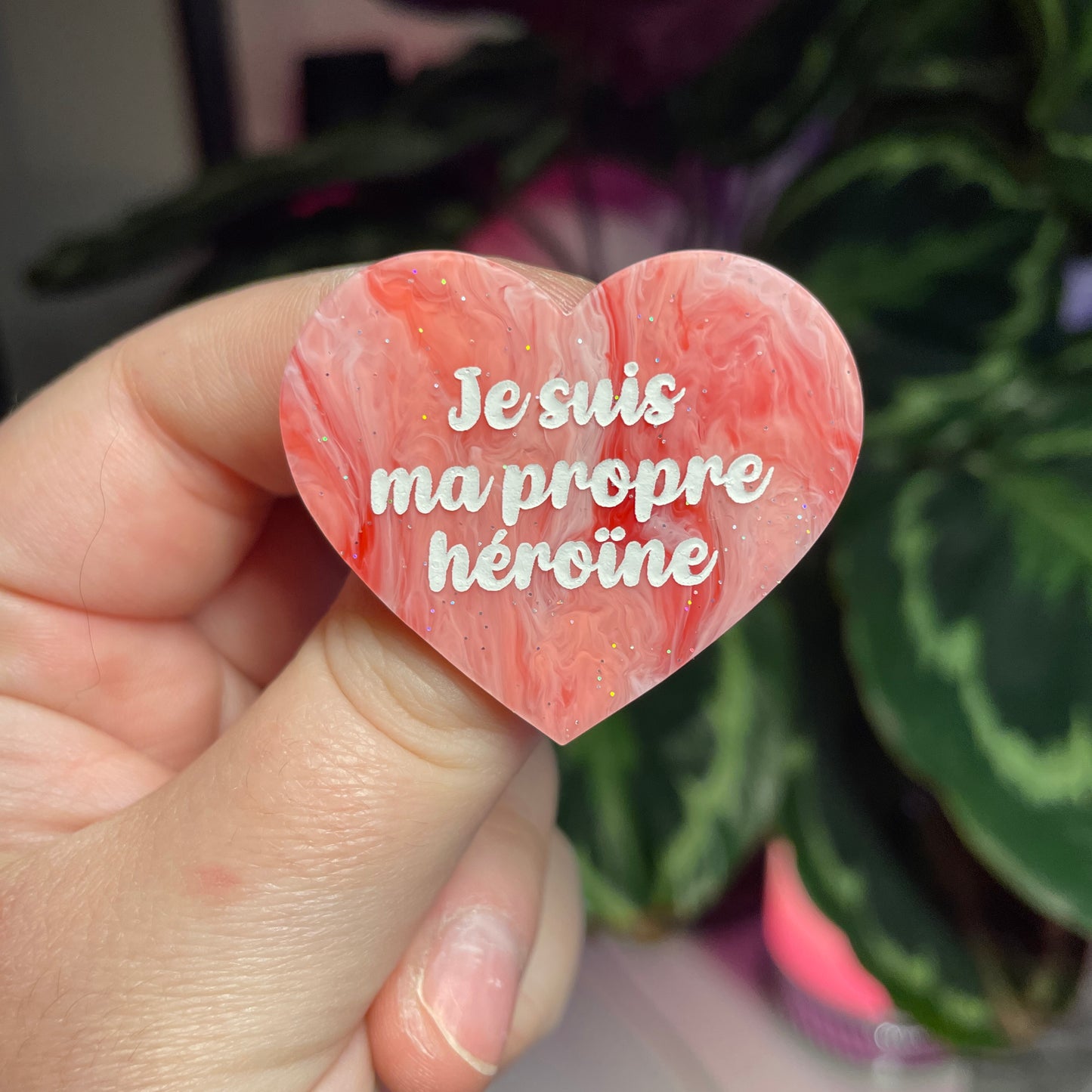 Broche "Je suis ma propre héroïne" en acrylique marbrée rouge et rose