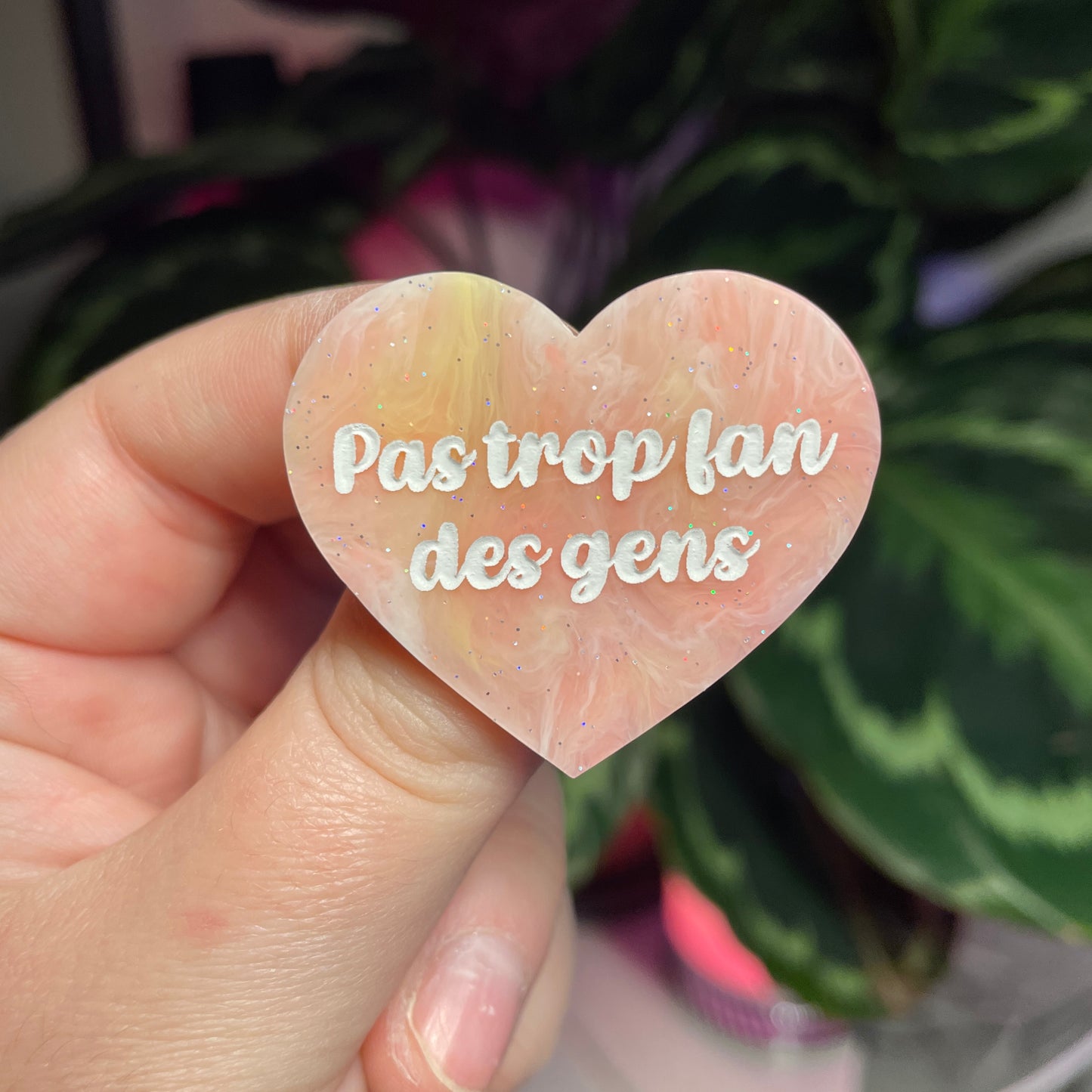 Broche "Pas trop fan des gens" en acrylique marbrée corail, orange et jaune