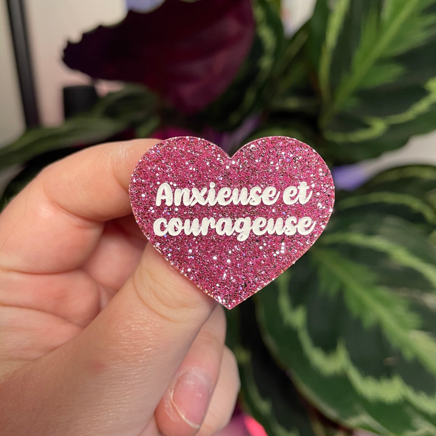 Broche "Anxieuse et courageuse" en acrylique à paillettes roses