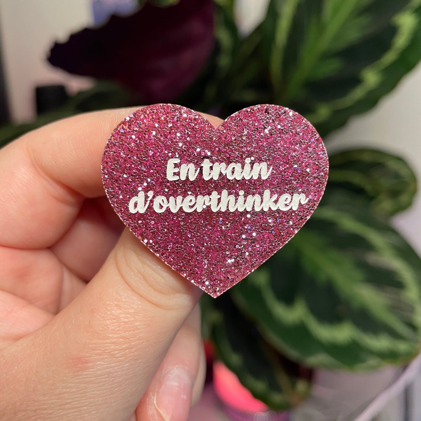 Broche "En train d'overthinker" en acrylique à paillettes roses