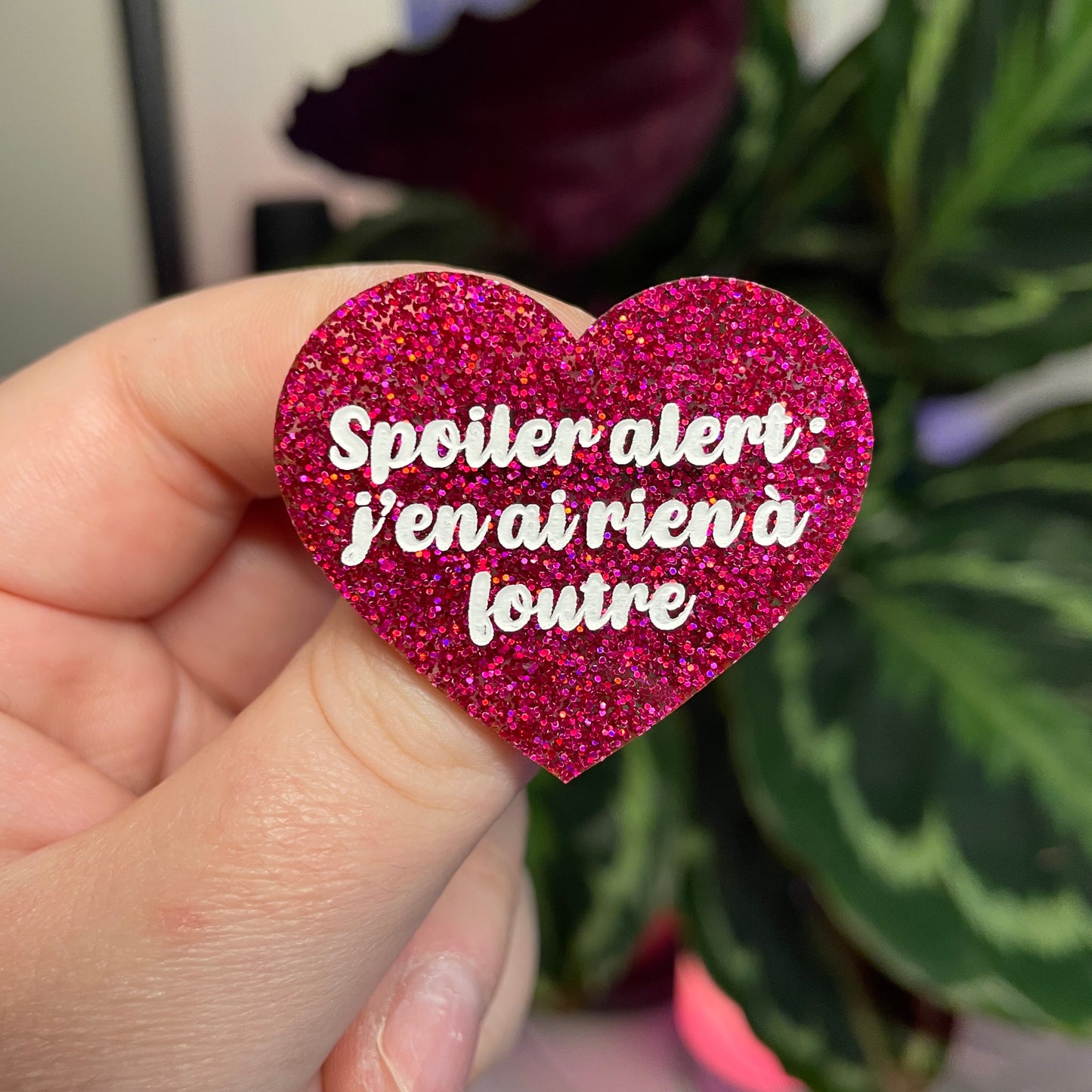 Broche "Spoiler alert : j'en ai rien à foutre" en acrylique à paillettes roses