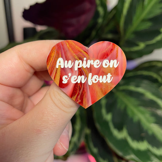 Broche "Au pire on s'en fout" en acrylique marbrée rouge, blanche et dorée