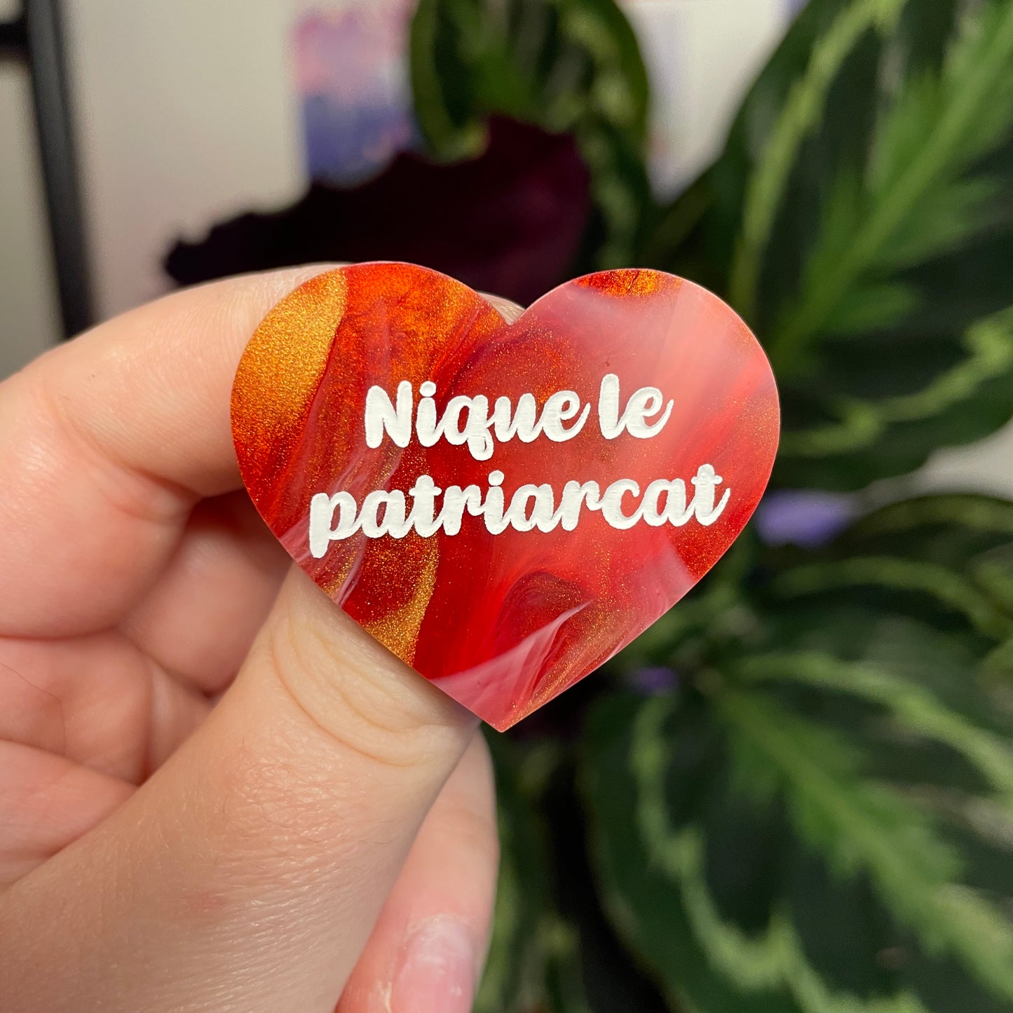 Broche "Nique le patriarcat" en acrylique marbrée rouge, blanche et dorée