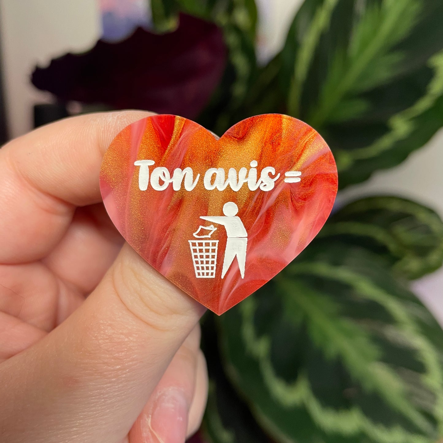 Broche "Ton avis = poubelle" en acrylique marbrée rouge, blanche et dorée