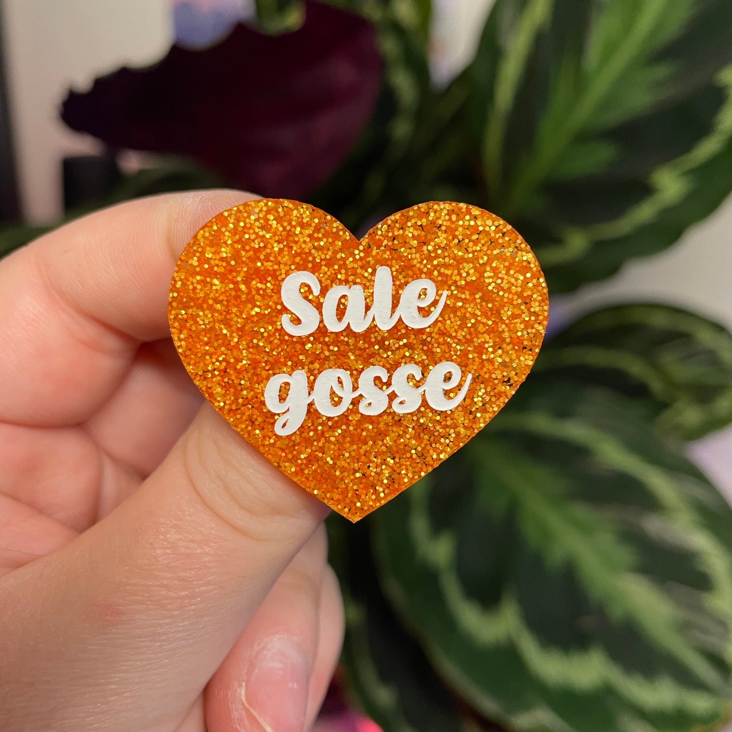 Broche "Sale gosse" en acrylique à paillettes oranges