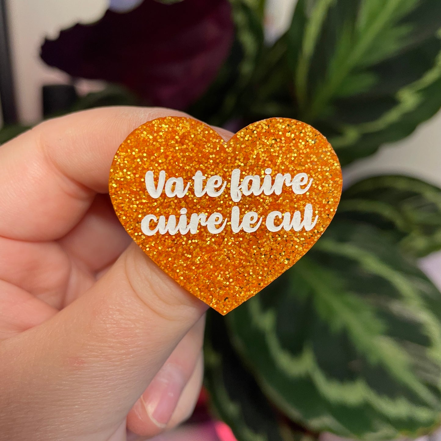 Broche "Va te faire cuire le cul" en acrylique à paillettes oranges