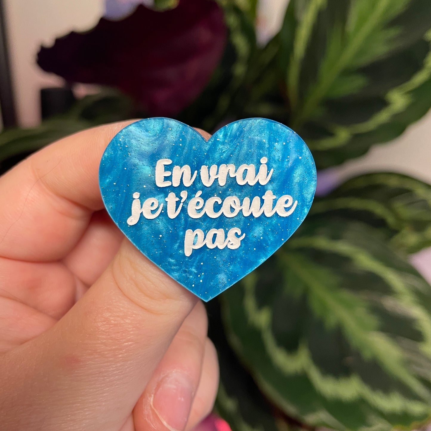Broche "En vrai je t'écoute pas" en acrylique marbrée bleue à paillettes