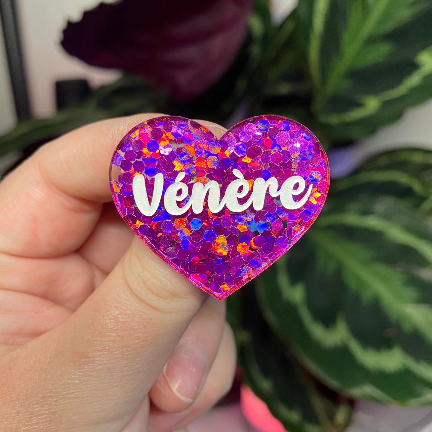 Broche "Vénère" en acrylique semi transparente avec des confettis fuchsia