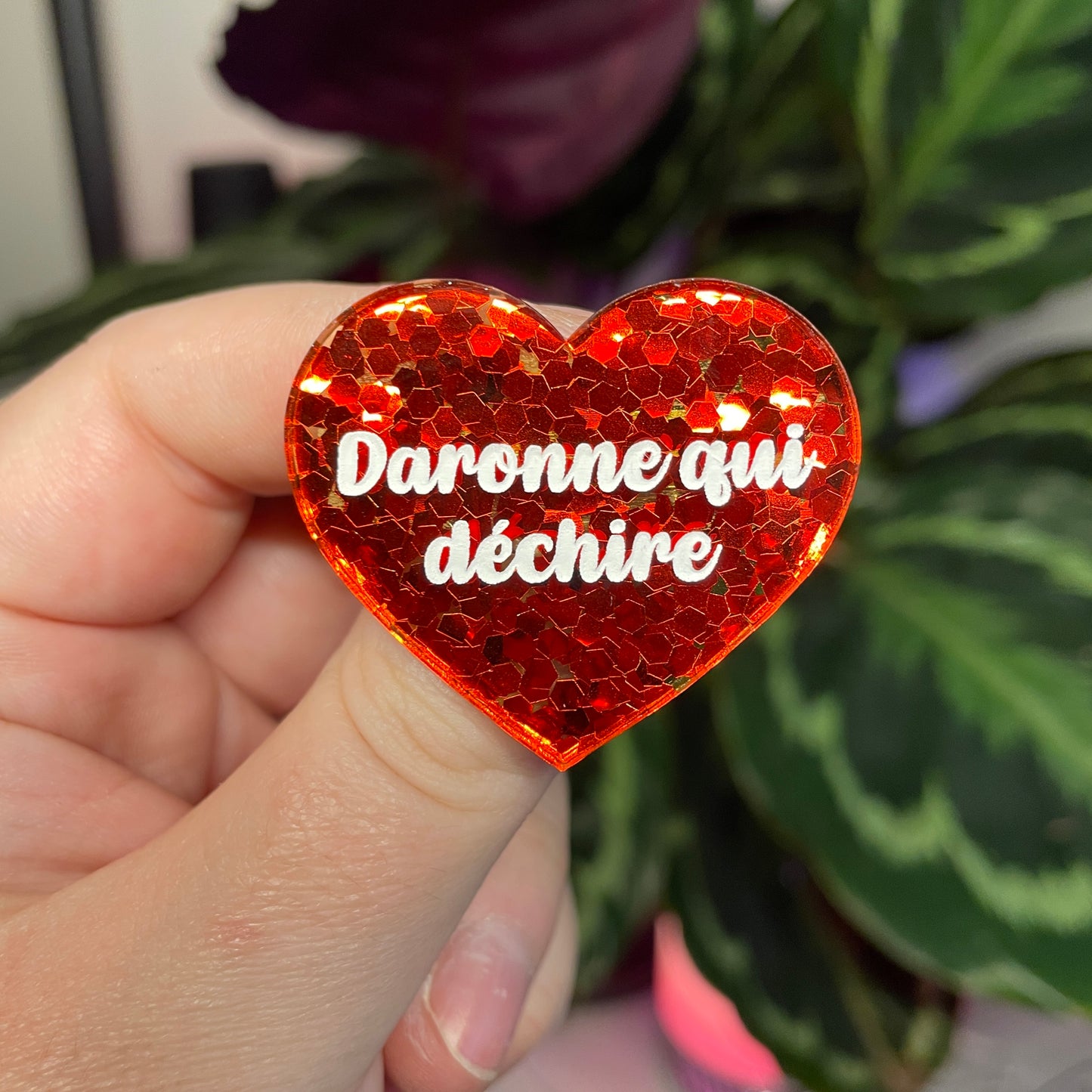 Broche "Daronne qui déchire" en acrylique semi transparente avec des confettis rouges