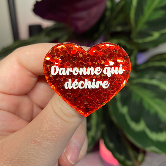 Broche "Daronne qui déchire" en acrylique semi transparente avec des confettis rouges