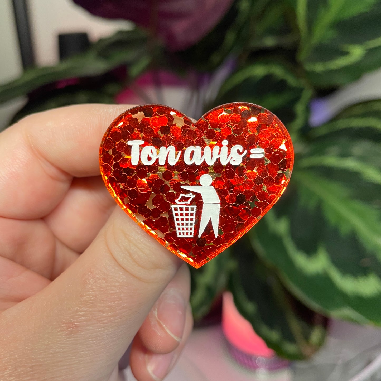 Broche "Ton avis = poubelle" en acrylique semi transparente avec des confettis rouges