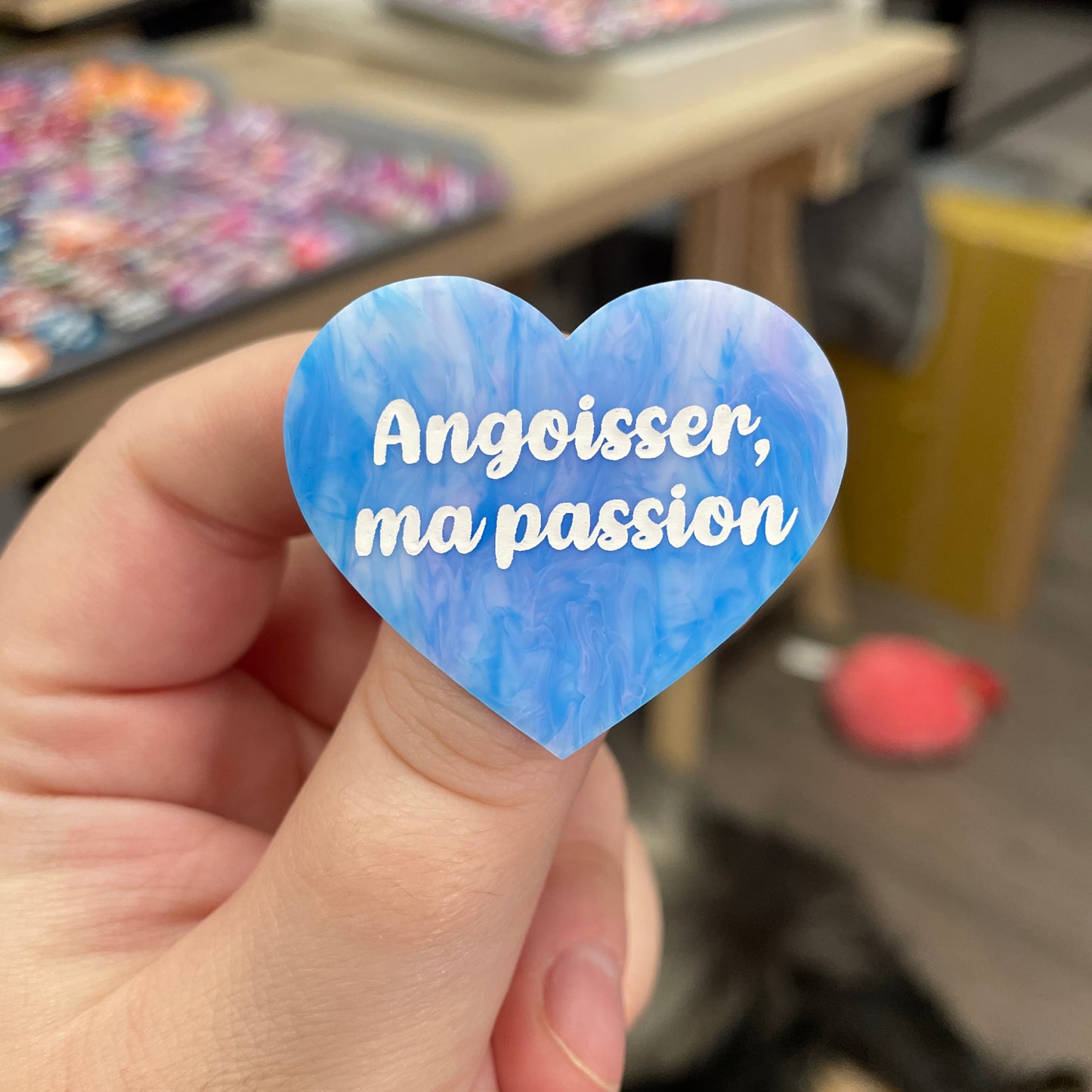 Broche "Angoisser, ma passion" en acrylique marbrée blanche, bleue et violette