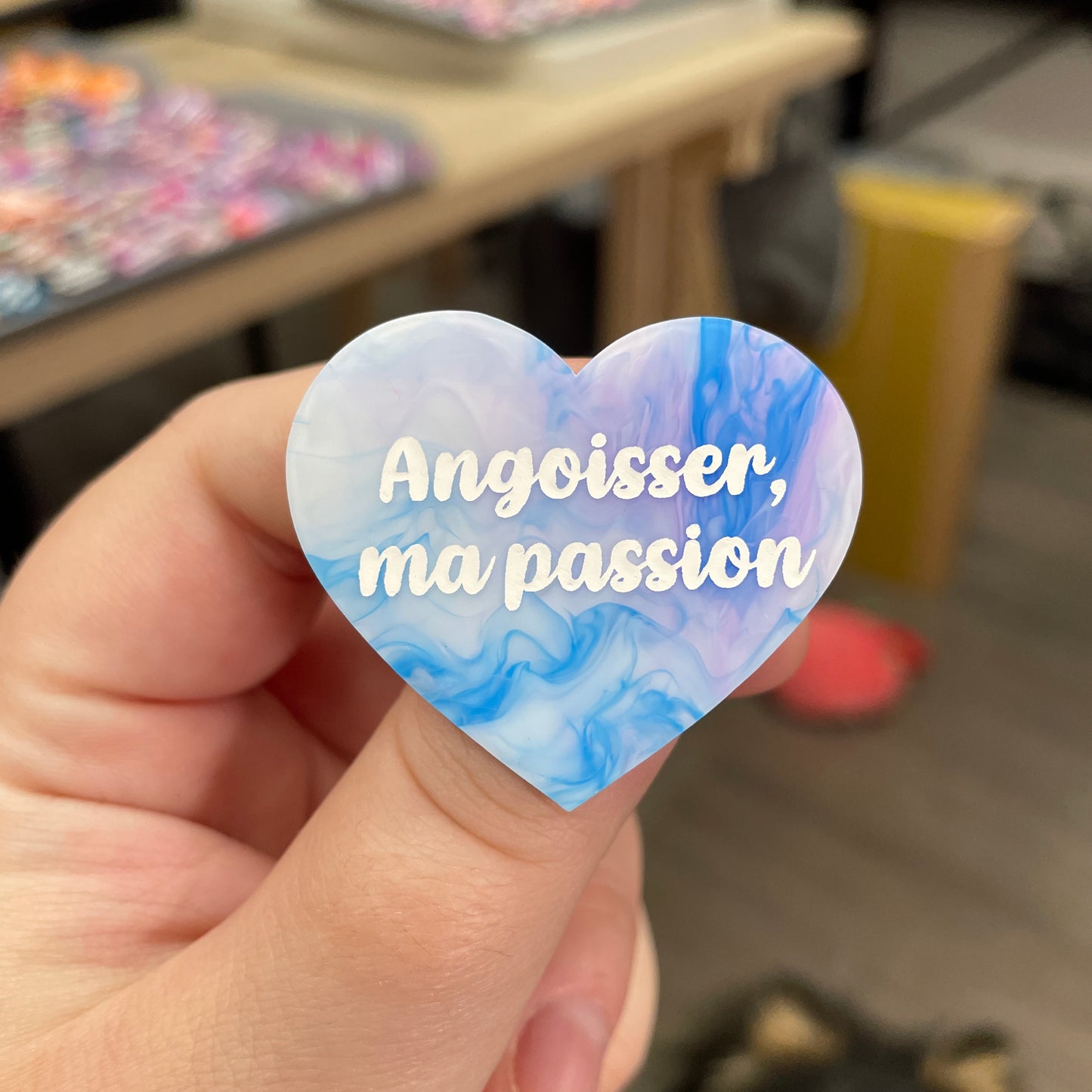 Broche "Angoisser, ma passion" en acrylique marbrée blanche, bleue et violette