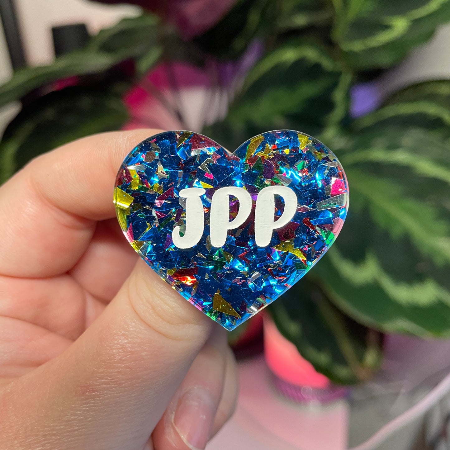 Broche "JPP" en acrylique transparente avec des confettis bleus et multicolores