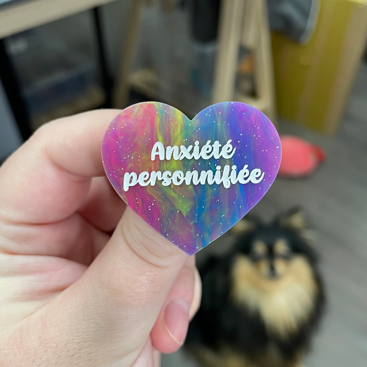 Broche "Anxiété personnifiée" en acrylique semi-transparente marbrée multicolore