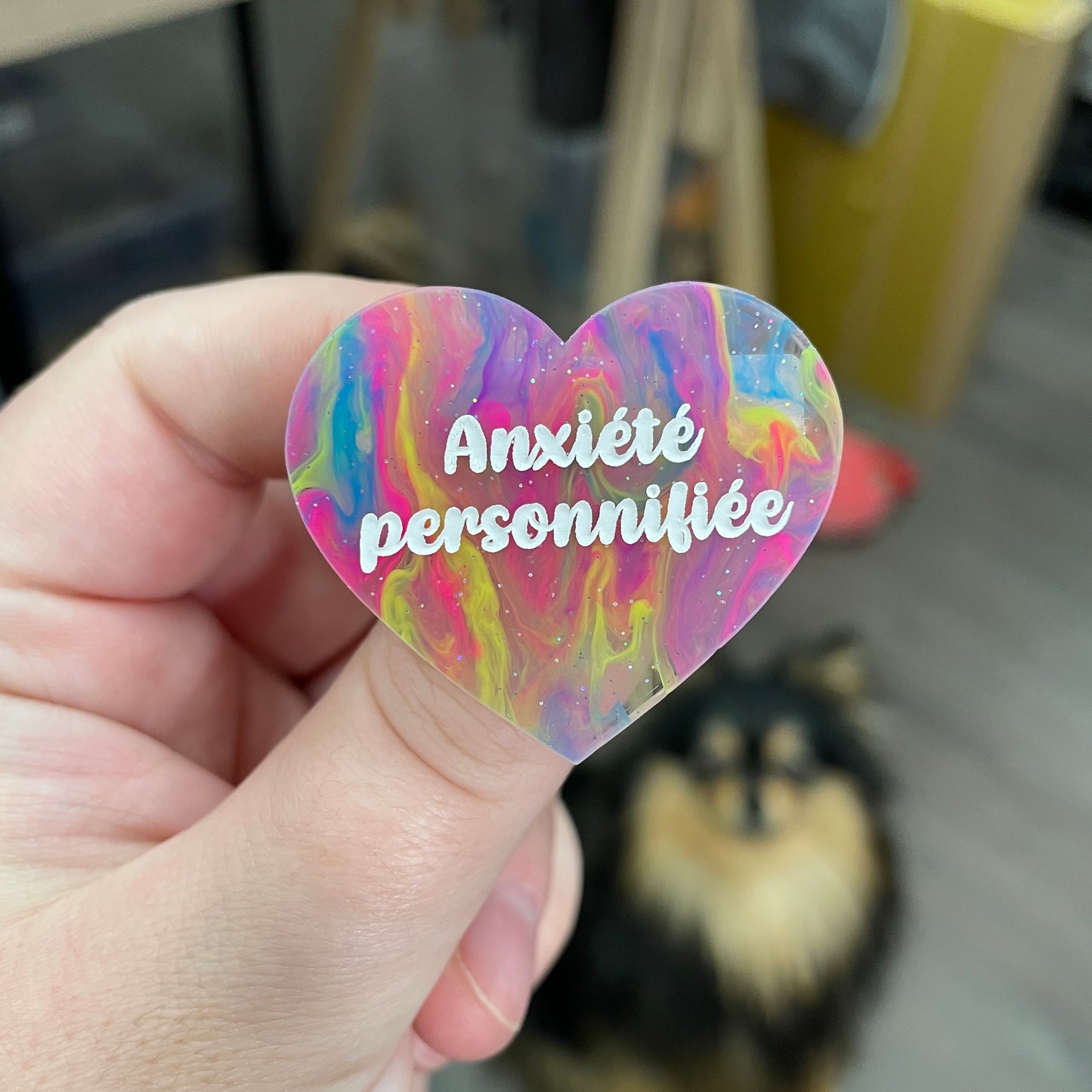 Broche "Anxiété personnifiée" en acrylique semi-transparente marbrée multicolore