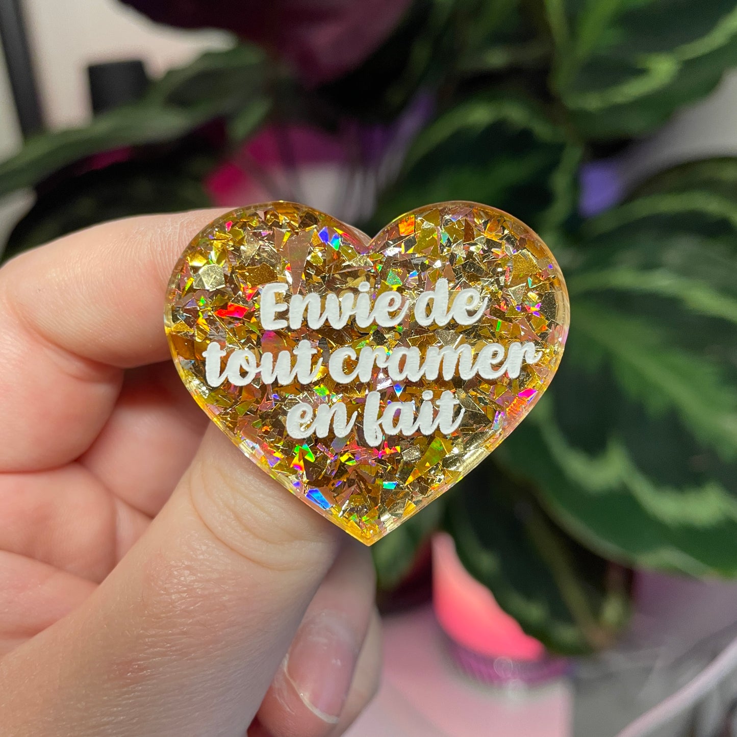 Broche "Envie de tout cramer en fait" en acrylique transparente avec des paillettes jaunes