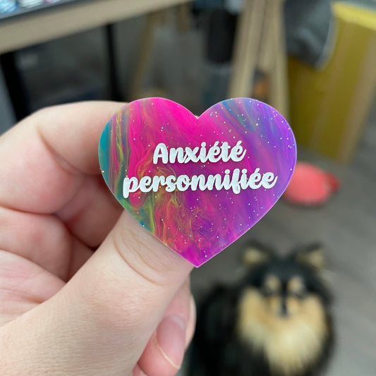 Broche "Anxiété personnifiée" en acrylique semi-transparente marbrée multicolore