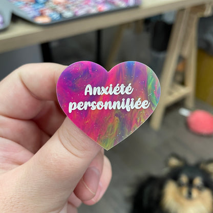 Broche "Anxiété personnifiée" en acrylique semi-transparente marbrée multicolore