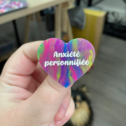Broche "Anxiété personnifiée" en acrylique semi-transparente marbrée multicolore