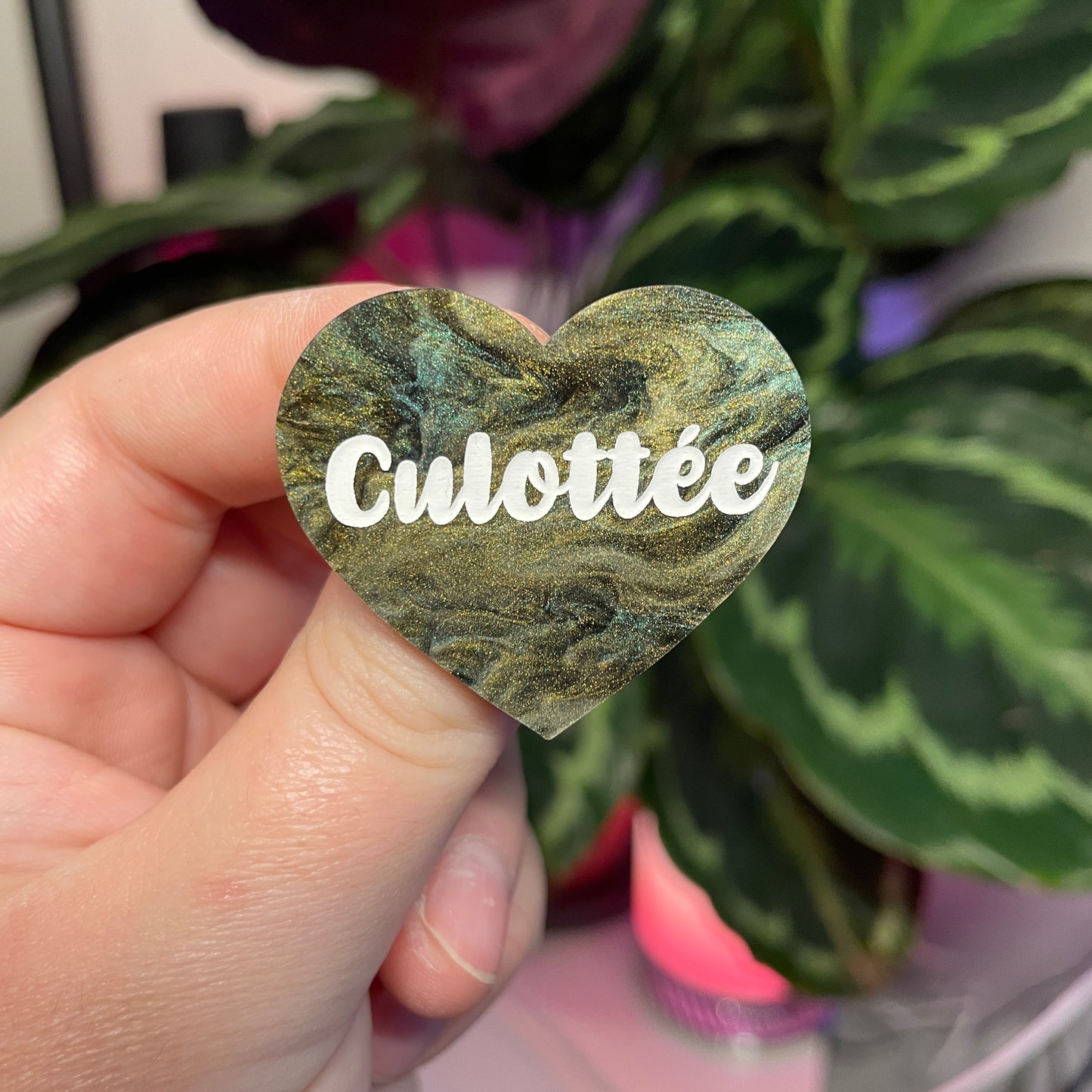 Broche "Culottée" en acrylique marbrée verte, noire et dorée