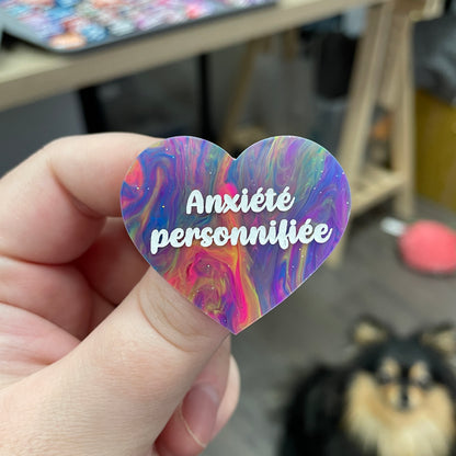 Broche "Anxiété personnifiée" en acrylique semi-transparente marbrée multicolore