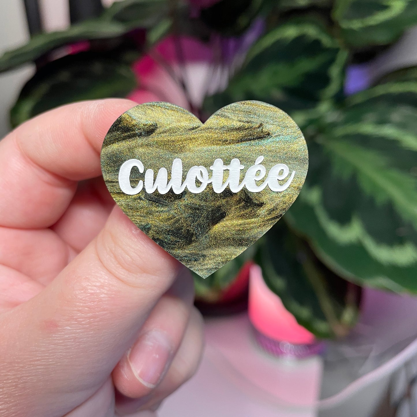 Broche "Culottée" en acrylique marbrée verte, noire et dorée
