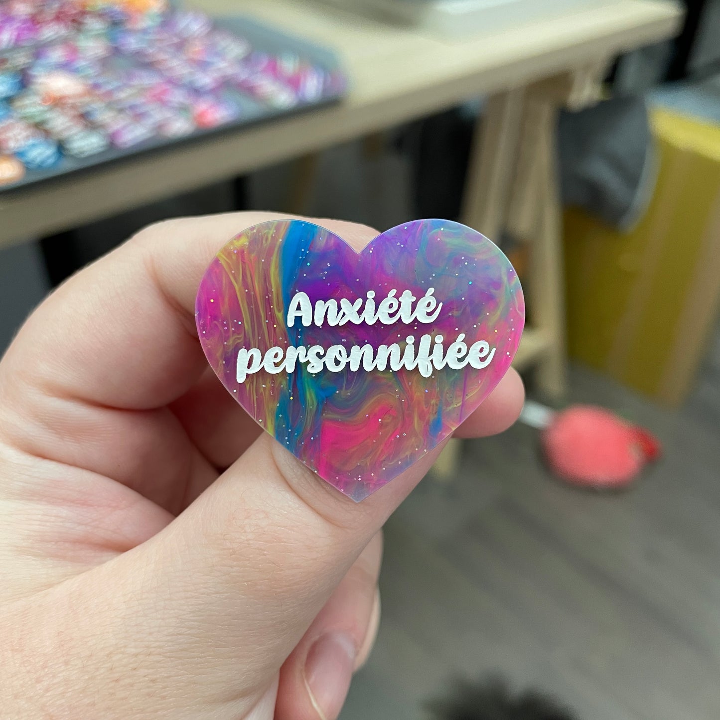 Broche "Anxiété personnifiée" en acrylique semi-transparente marbrée multicolore