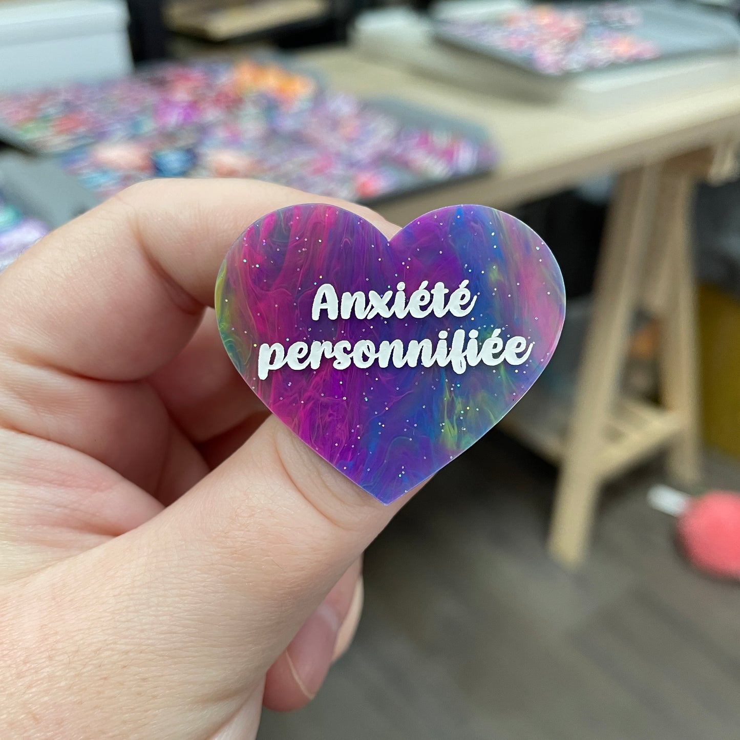 Broche "Anxiété personnifiée" en acrylique semi-transparente marbrée multicolore