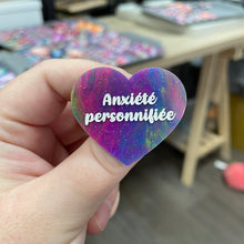 Charger l&#39;image dans la galerie, Broche &quot;Anxiété personnifiée&quot; en acrylique semi-transparente marbrée multicolore