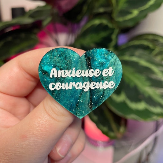 Broche "Anxieuse et courageuse" en acrylique marbrée verte et noire à paillettes
