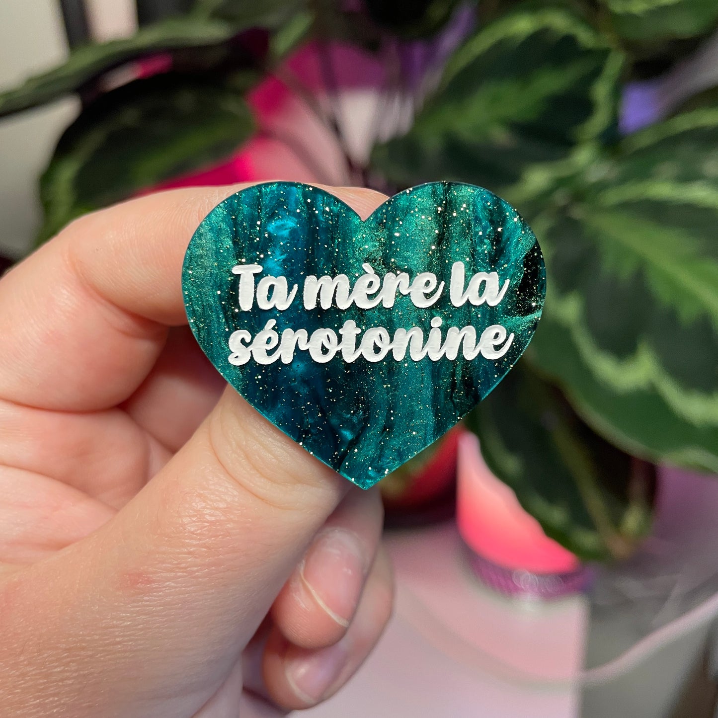 Broche "Ta mère la sérotonine" en acrylique marbrée verte et noire à paillettes