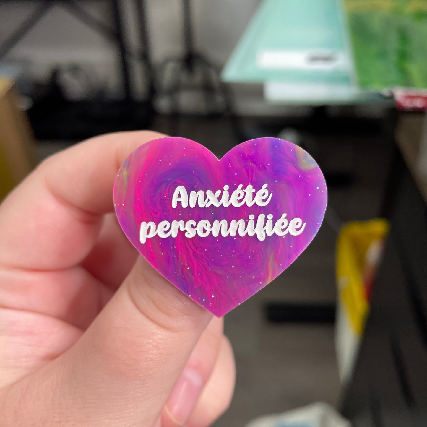 Broche "Anxiété personnifiée" en acrylique semi-transparente marbrée multicolore