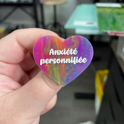 Broche "Anxiété personnifiée" en acrylique semi-transparente marbrée multicolore