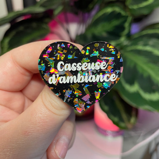 Broche "Casseuse d'ambiance" en acrylique noire avec des éclats de confettis multicolores