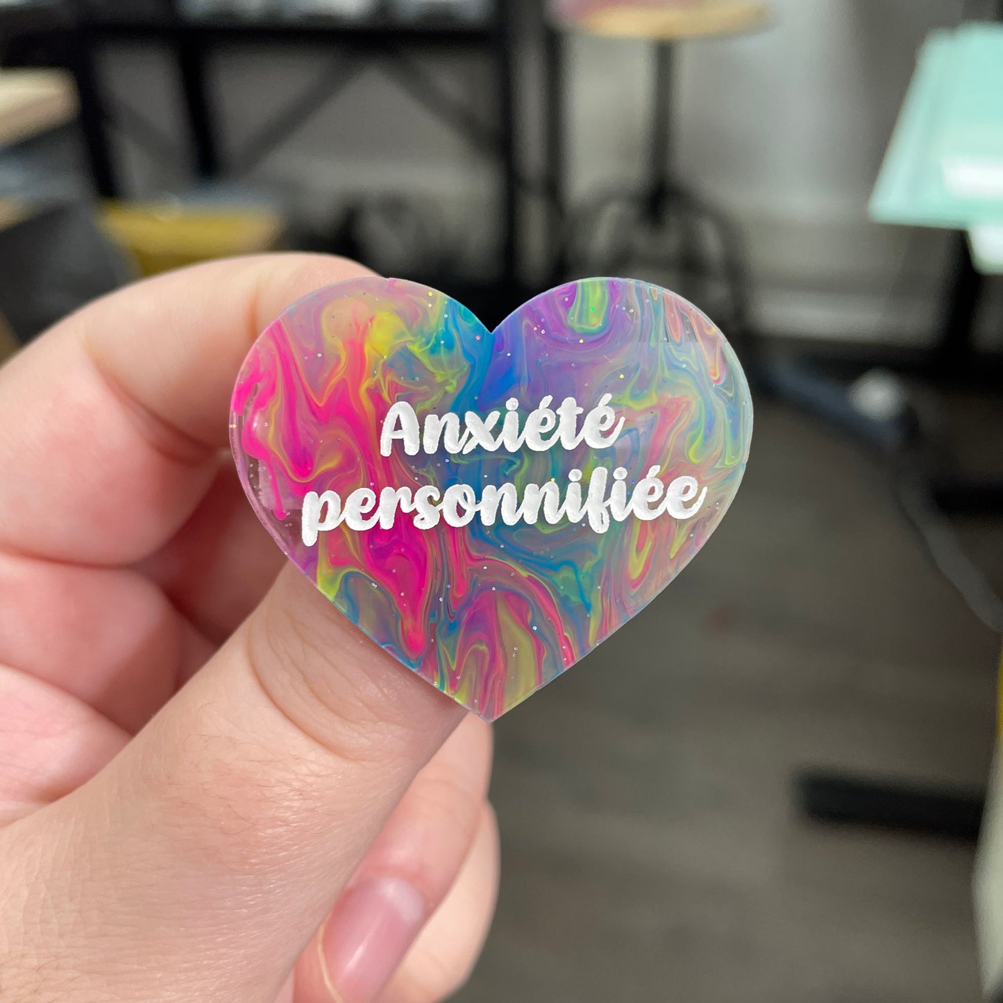 Broche "Anxiété personnifiée" en acrylique semi-transparente marbrée multicolore