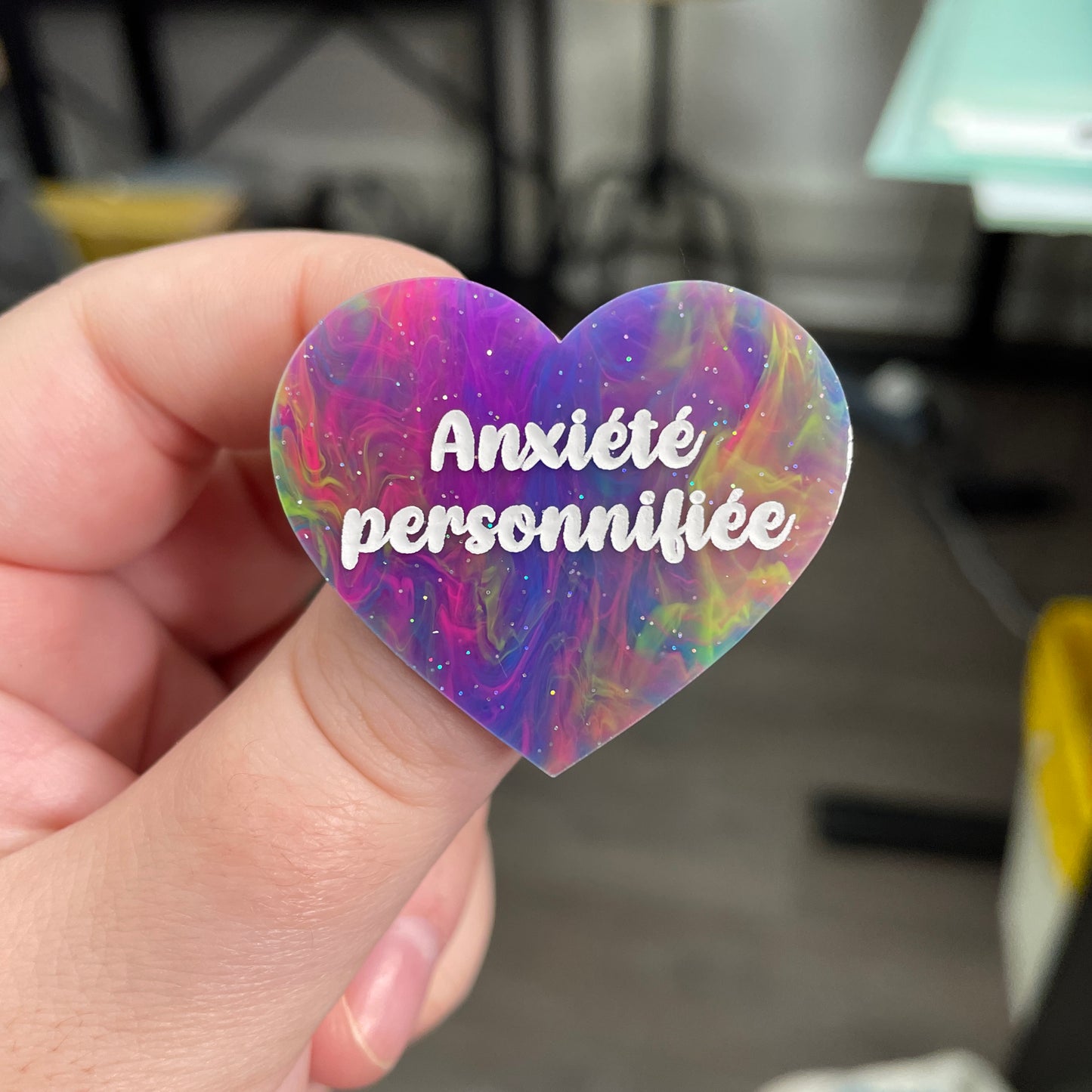 Broche "Anxiété personnifiée" en acrylique semi-transparente marbrée multicolore