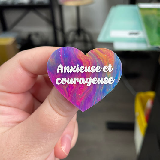 Broche "Anxieuse et courageuse" en acrylique semi-transparente marbrée multicolore