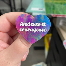 Charger l&#39;image dans la galerie, Broche &quot;Anxieuse et courageuse&quot; en acrylique semi-transparente marbrée multicolore