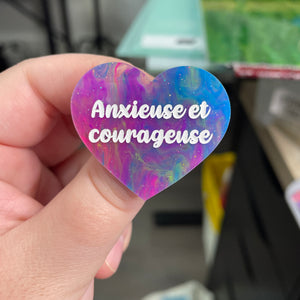 Broche "Anxieuse et courageuse" en acrylique semi-transparente marbrée multicolore
