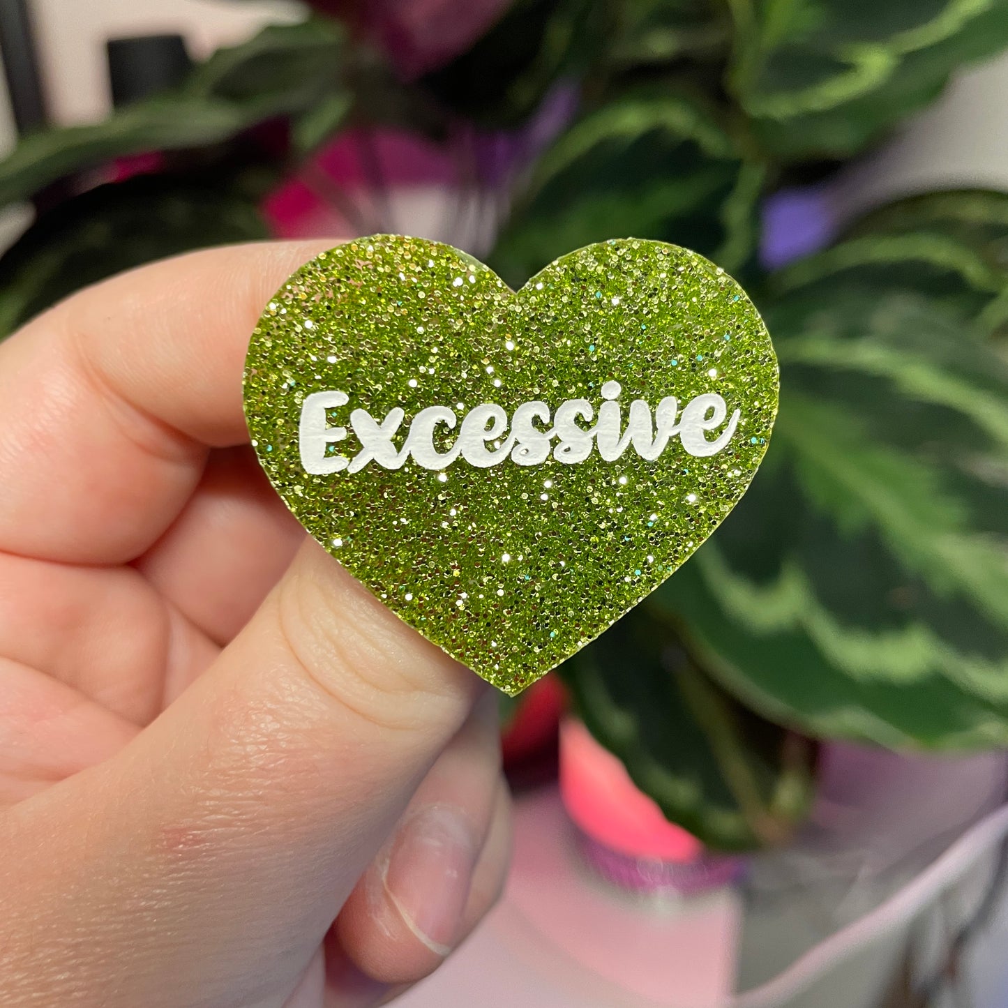 Broche "Excessive" en acrylique à paillettes vertes