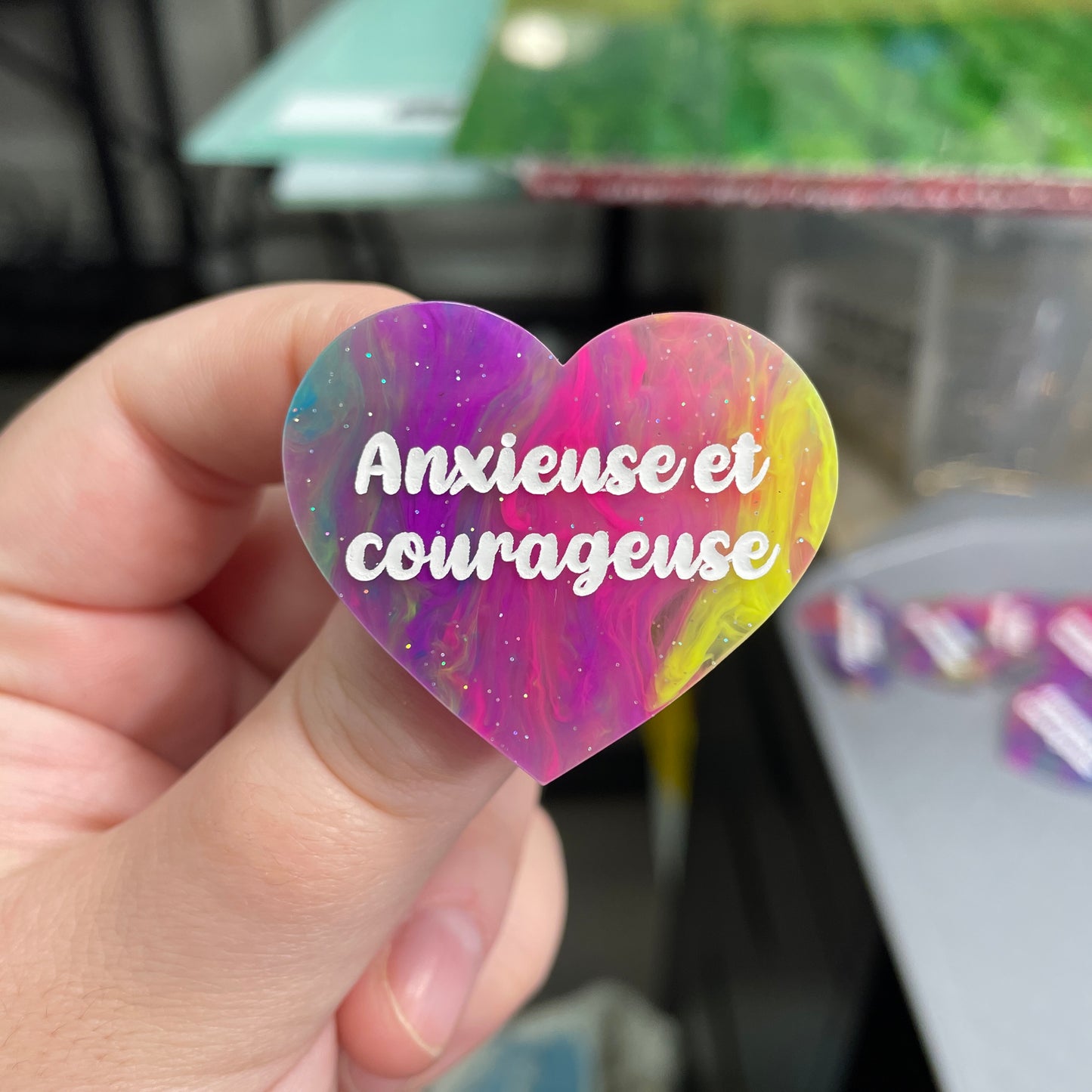 Broche "Anxieuse et courageuse" en acrylique semi-transparente marbrée multicolore