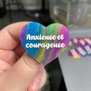 Broche "Anxieuse et courageuse" en acrylique semi-transparente marbrée multicolore